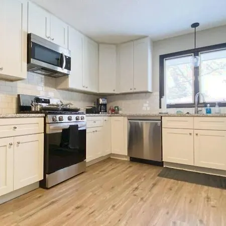 King Beds, Sleeps 11, *Entertainment Included!* Villa